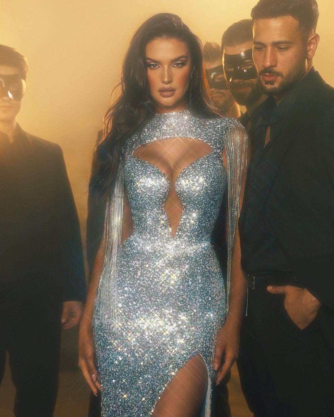 Splendido abito lungo da sera a sirena con collo alto, senza maniche, ricoperto di paillettes e con spacco