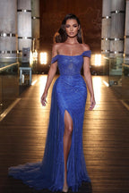 Splendido abito lungo da sera a sirena con scollo a barca, pizzo ricamato e spacco