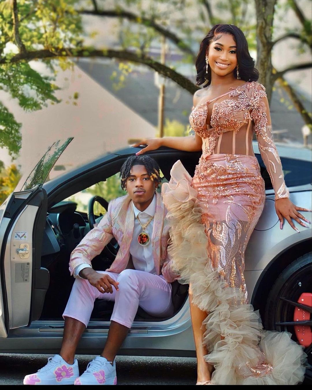 Splendido abito lungo da sera rosa a sirena con una spalla sola e manica lunga, con spacco