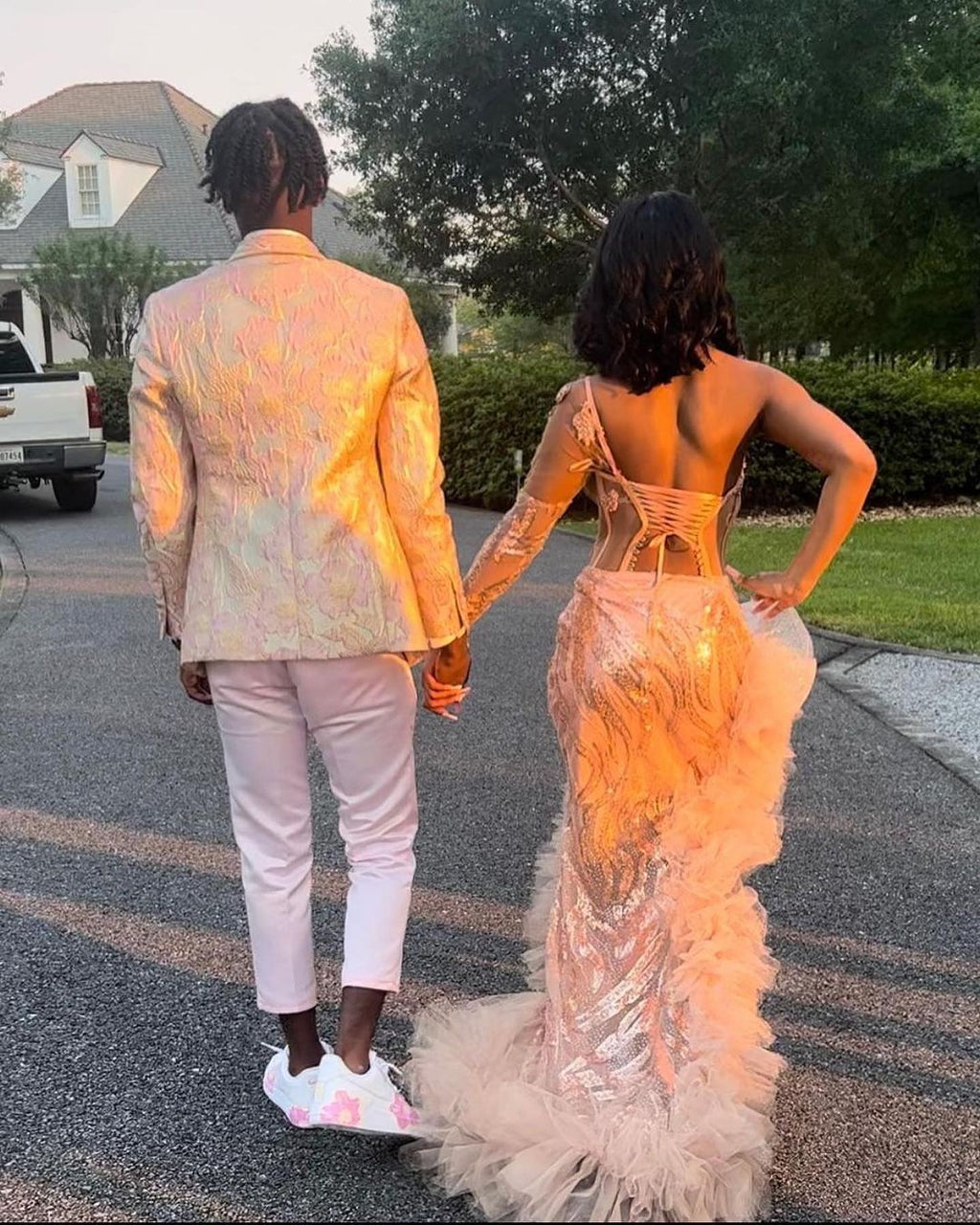 Splendido abito lungo da sera rosa a sirena con una spalla sola e manica lunga, con spacco