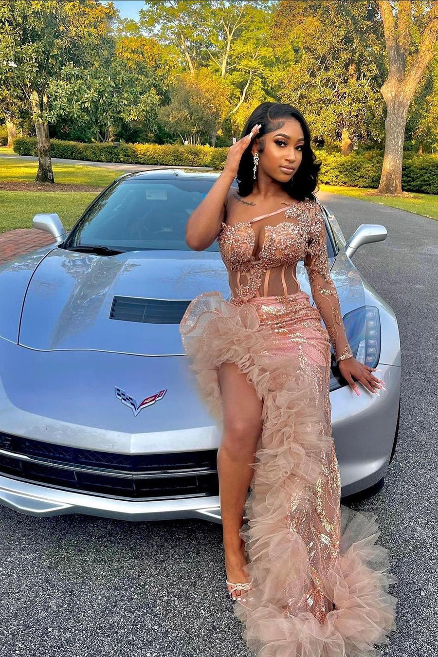 Splendido abito lungo da sera rosa a sirena con una spalla sola e manica lunga, con spacco