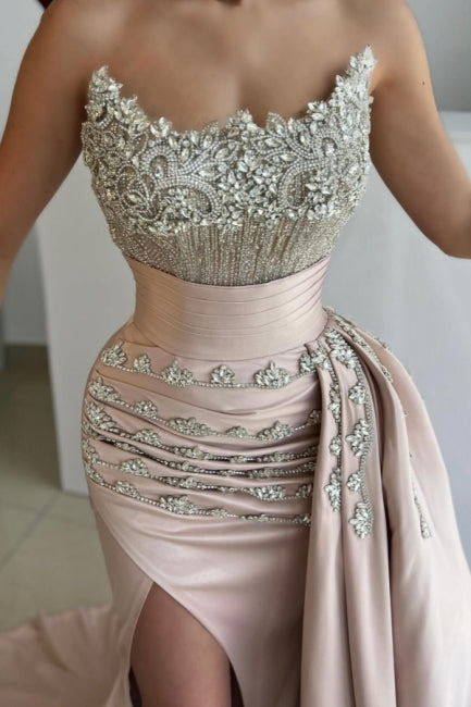 Hermoso vestido de fiesta largo de sirena sin tirantes, de satén, con joyas y abertura lateral