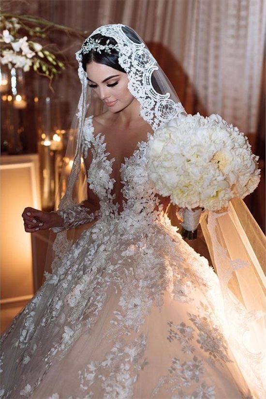 فستان زفاف طويل رائع بأكمام، بتصميم أميرة، برقبة باطو، مزين بتطريزات دانتيل، بدون ظهر، مع كشكش