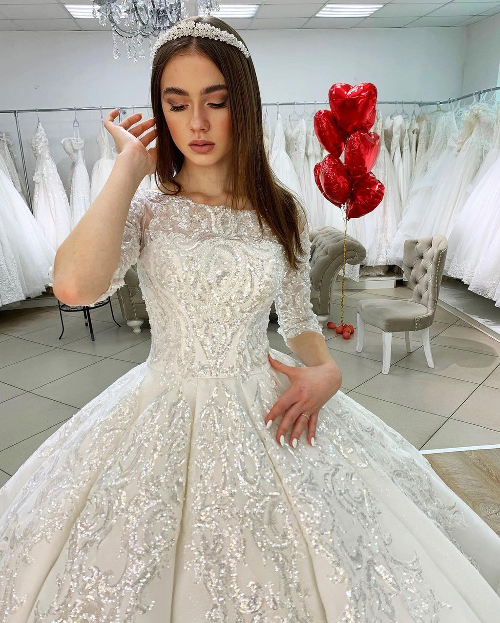 فستان زفاف طويل فاخر من الساتان على طراز الأميرة بياقة باطو مزين بتطريزات الدانتيل وأكمام