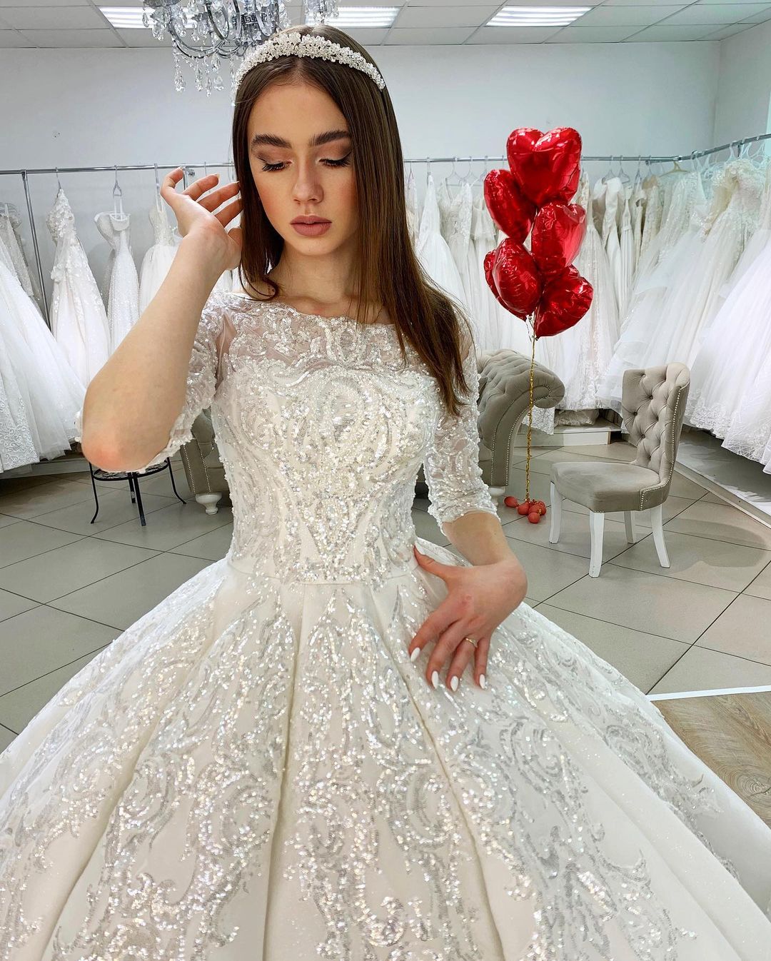 Wunderschönes langes Prinzessin-Brautkleid aus Satin mit Bateau-Ausschnitt, Applikationen und Spitze und Ärmeln