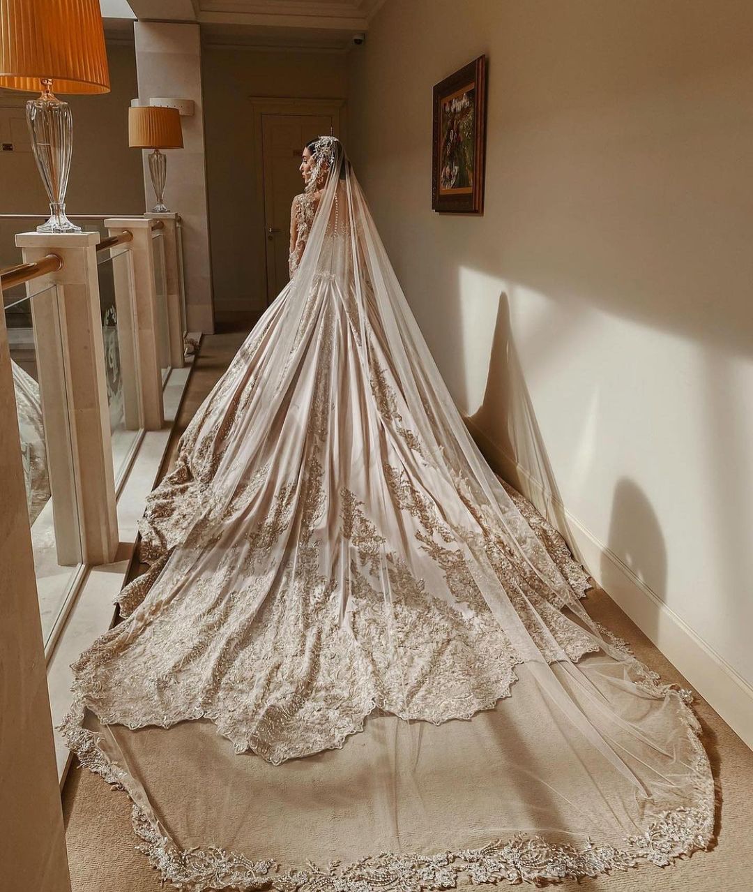 Wunderschönes langes Prinzessin-Brautkleid aus Satin mit Herzausschnitt und Perlen und Ärmeln