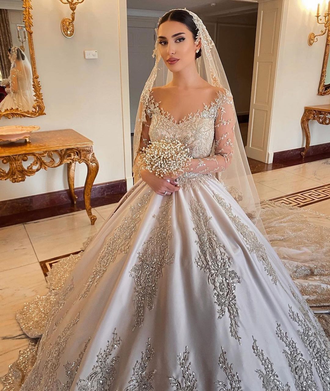 Wunderschönes langes Prinzessin-Brautkleid aus Satin mit Herzausschnitt und Perlen und Ärmeln