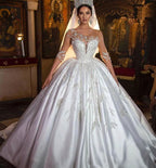 Splendido abito da sposa lungo in raso con scollo a cuore e maniche stile principessa
