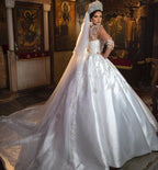Splendido abito da sposa lungo in raso con scollo a cuore e maniche stile principessa