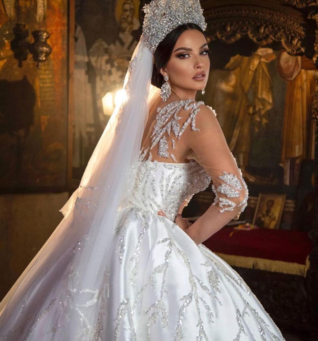 Splendido abito da sposa lungo in raso con scollo a cuore e maniche stile principessa