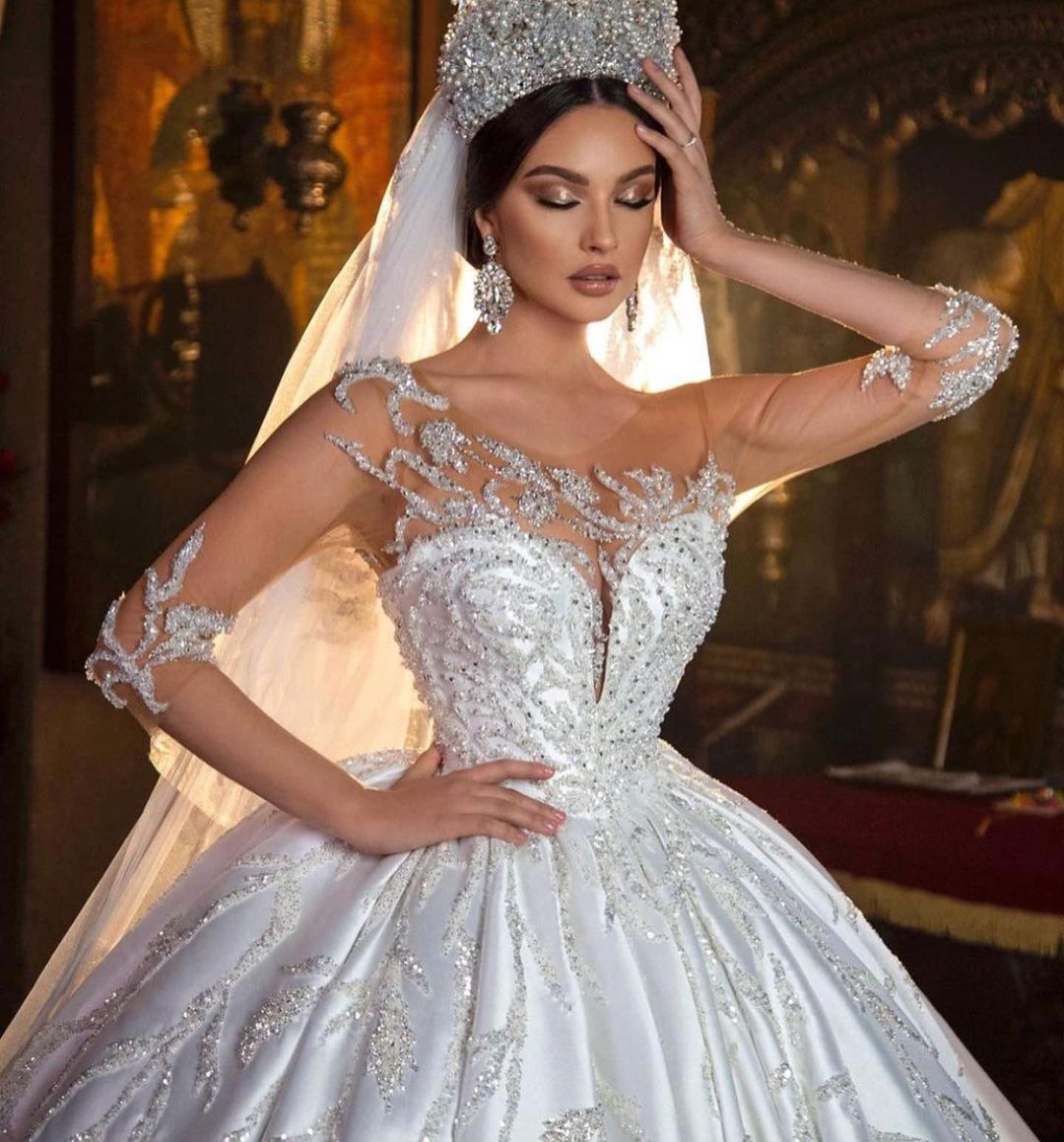 Splendido abito da sposa lungo in raso con scollo a cuore e maniche stile principessa