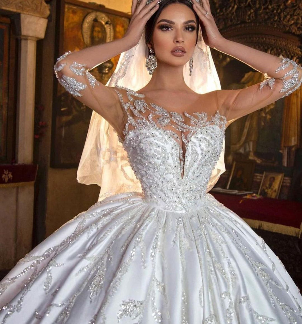 Splendido abito da sposa lungo in raso con scollo a cuore e maniche stile principessa