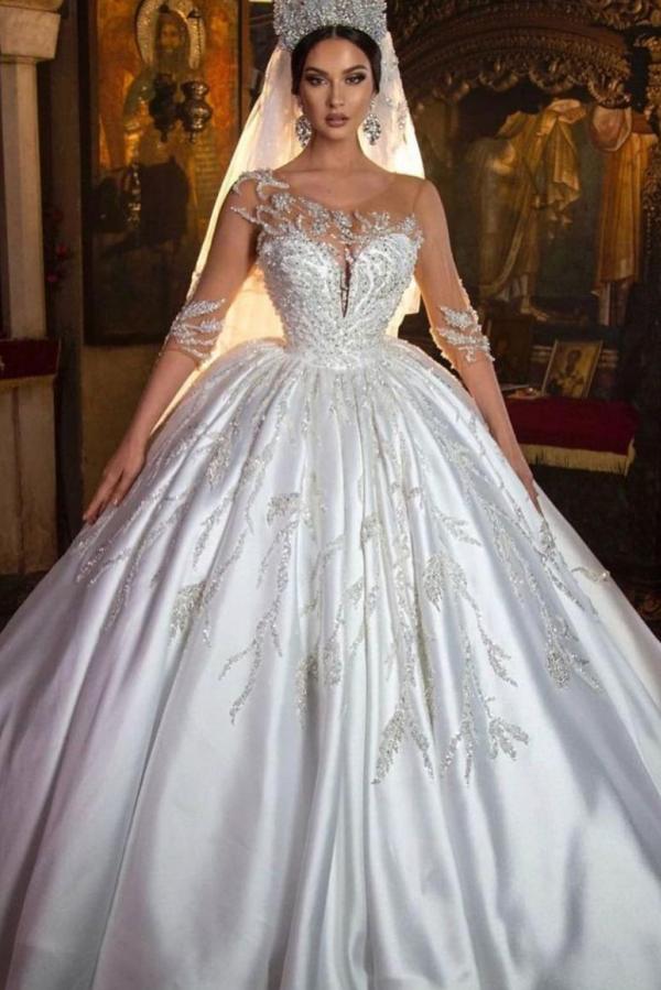 Splendido abito da sposa lungo in raso con scollo a cuore e maniche stile principessa