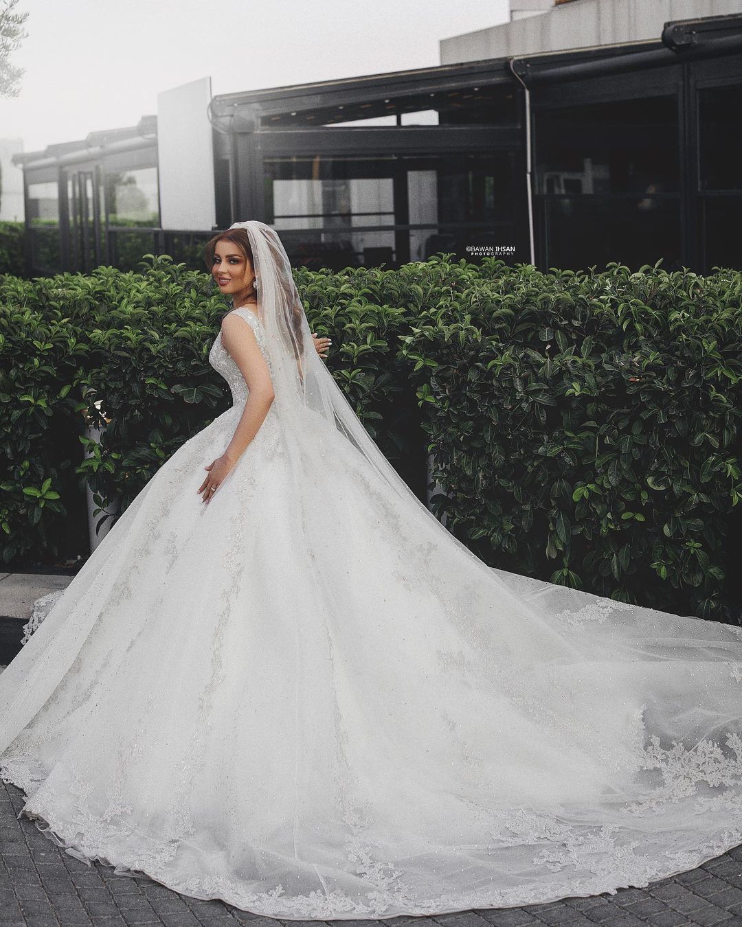 Splendido Abito da Sposa Lungo Principessa con Scollo a V in Tulle e Applicazioni di Pizzo