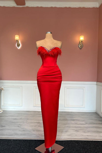 Wunderschönes langes rotes säulenförmiges Sweetheart-Juwelen-Ballkleid mit Federn
