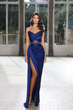 Splendido abito da sera lungo blu reale senza maniche con perline e spacco