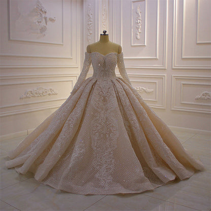 Wunderschönes Ballkleid-Brautkleid mit langen Ärmeln und schulterfreier Spitze