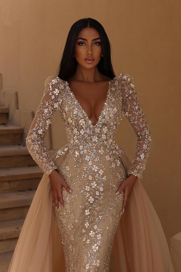 Precioso vestido de novia de sirena con escote en V y mangas largas con cola de tul desmontable