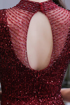 فستان سهرة طويل بلون العنابي مزين بحراشف لامعة جميلة