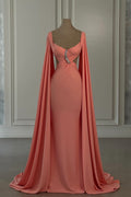 Splendido abito da sera sirena in chiffon con spalle scoperte e maniche a cappuccio con strass