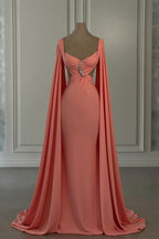 Splendido abito da sera sirena in chiffon con spalle scoperte e maniche a cappuccio con strass