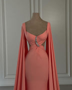 Splendido abito da sera sirena in chiffon con spalle scoperte e maniche a cappuccio con strass