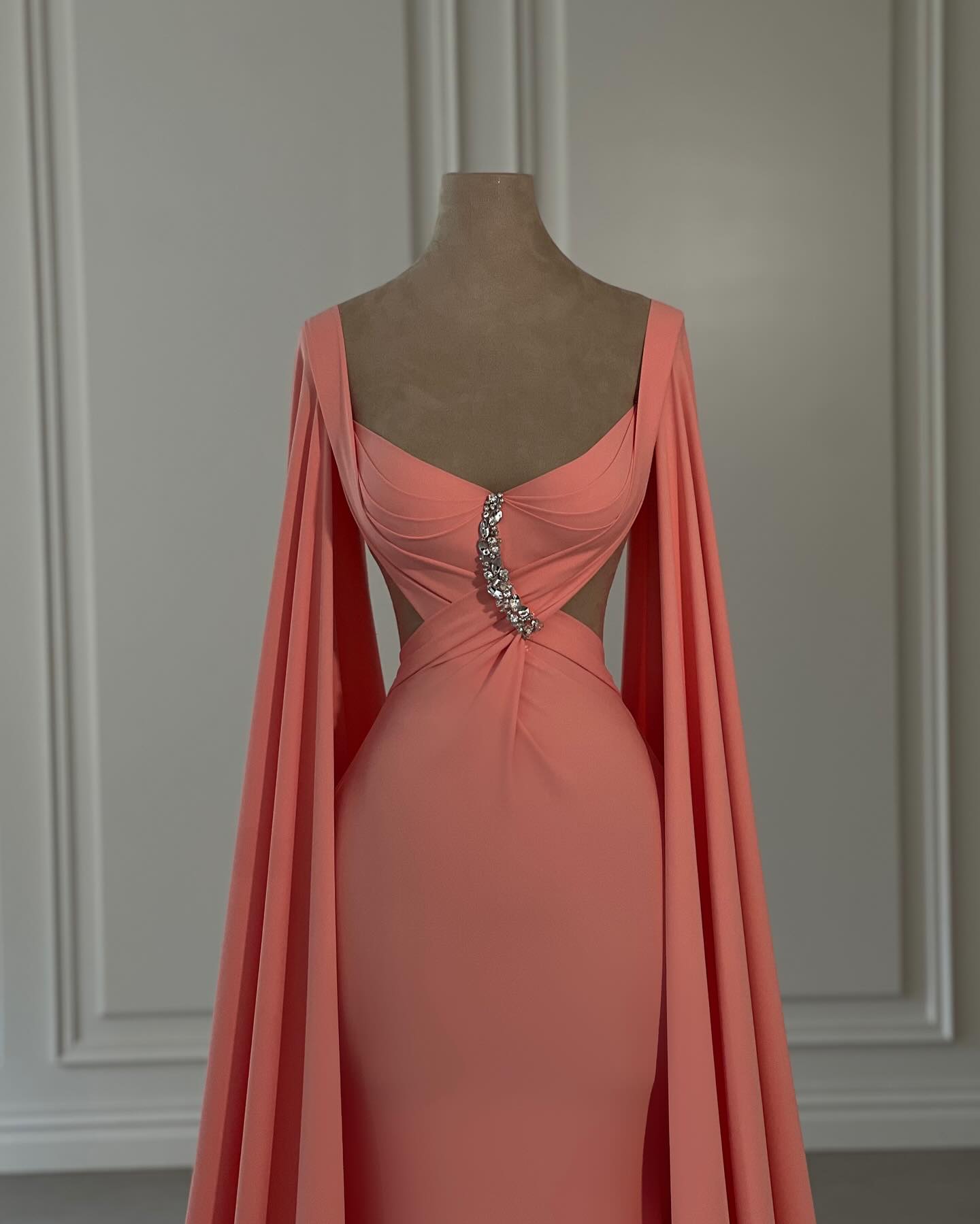 Splendido abito da sera sirena in chiffon con spalle scoperte e maniche a cappuccio con strass