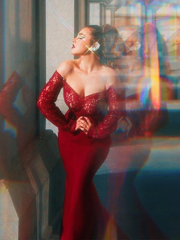 Splendido Abito da Sera con Maniche Lunghe a Spalle Scoperte, Applicazioni in Raso Intrecciato ed Elastico a Forma di Sirena