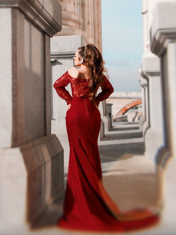 Splendido Abito da Sera con Maniche Lunghe a Spalle Scoperte, Applicazioni in Raso Intrecciato ed Elastico a Forma di Sirena