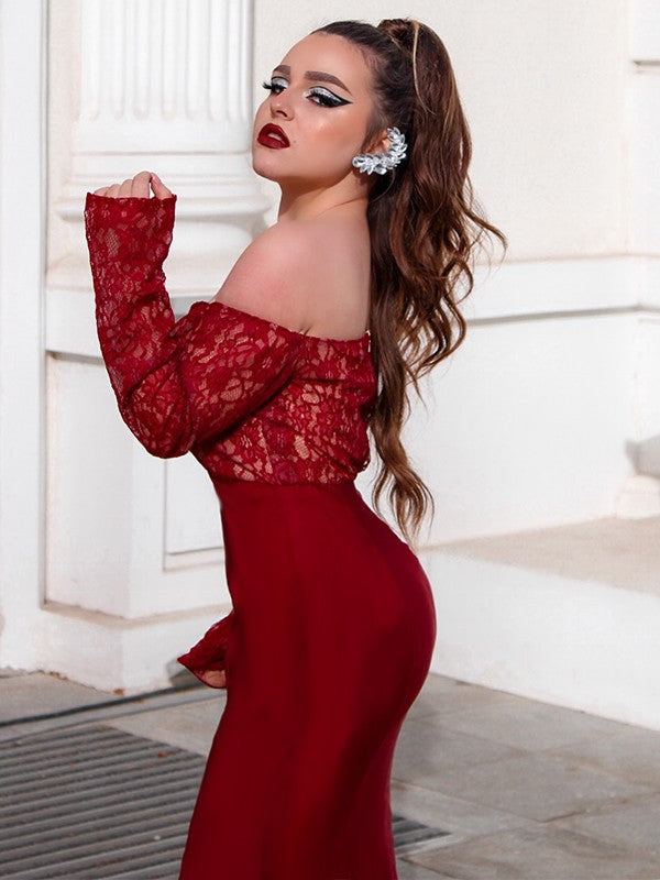 Splendido Abito da Sera con Maniche Lunghe a Spalle Scoperte, Applicazioni in Raso Intrecciato ed Elastico a Forma di Sirena