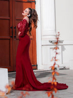 Splendido Abito da Sera con Maniche Lunghe a Spalle Scoperte, Applicazioni in Raso Intrecciato ed Elastico a Forma di Sirena