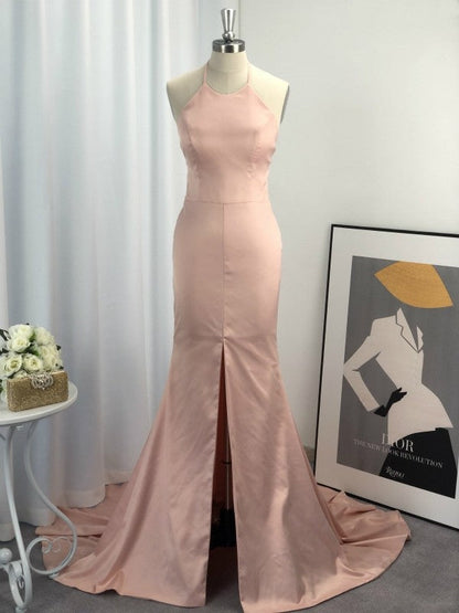 Hermosos vestidos de fiesta de satén sin mangas con cuello halter y corte sirena