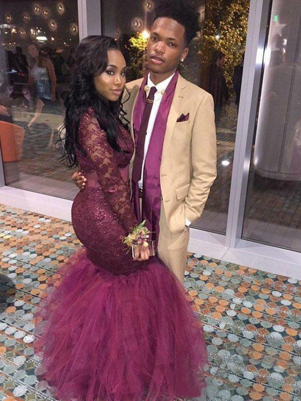 Splendido Abito da Sera in Pizzo con Applicazioni, Maniche Lunghe e Scollo a Sirena, Lunghezza a Terra