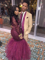 Splendido Abito da Sera in Pizzo con Applicazioni, Maniche Lunghe e Scollo a Sirena, Lunghezza a Terra