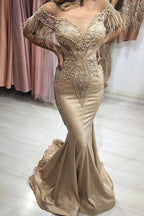 Splendido abito lungo da sera con spalle scoperte e maniche in stile sirena