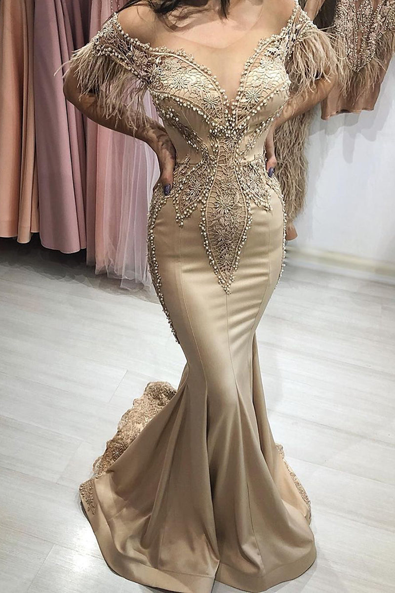 Splendido abito lungo da sera con spalle scoperte e maniche in stile sirena