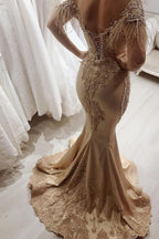 Splendido abito lungo da sera con spalle scoperte e maniche in stile sirena