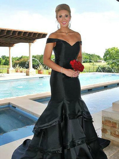 Hermosos vestidos de fiesta de satén con capas y hombros descubiertos, sin mangas y corte sirena