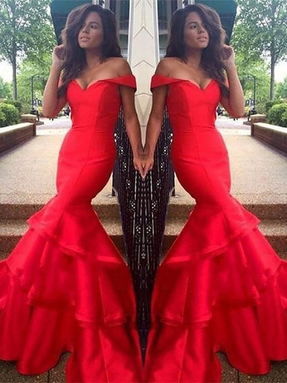 Hermosos vestidos de fiesta de satén con capas y hombros descubiertos, sin mangas y corte sirena