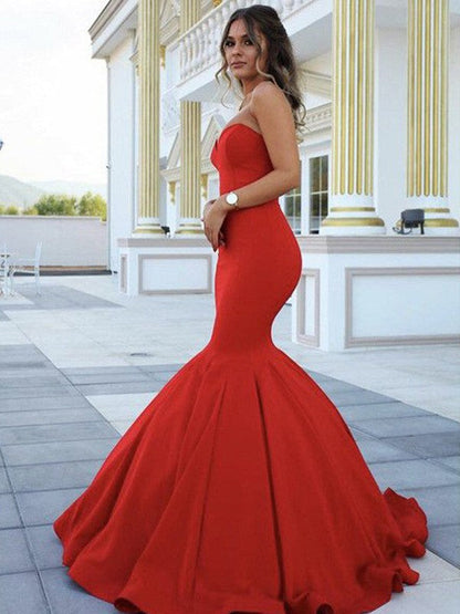 Hermosos vestidos de fiesta de satén sin mangas con escote corazón y corte sirena