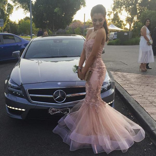 Hermosos vestidos de fiesta sin mangas con apliques de tul y escote corazón de sirena