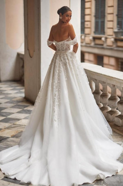 Vestido de Noiva Deslumbrante com Aplicações de Renda e Tule Ombro a Ombro em Corte em A