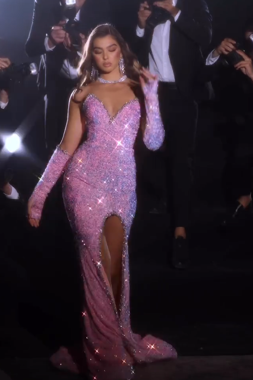Splendido abito da sera rosa senza maniche con spacco frontale a sirena e glitter