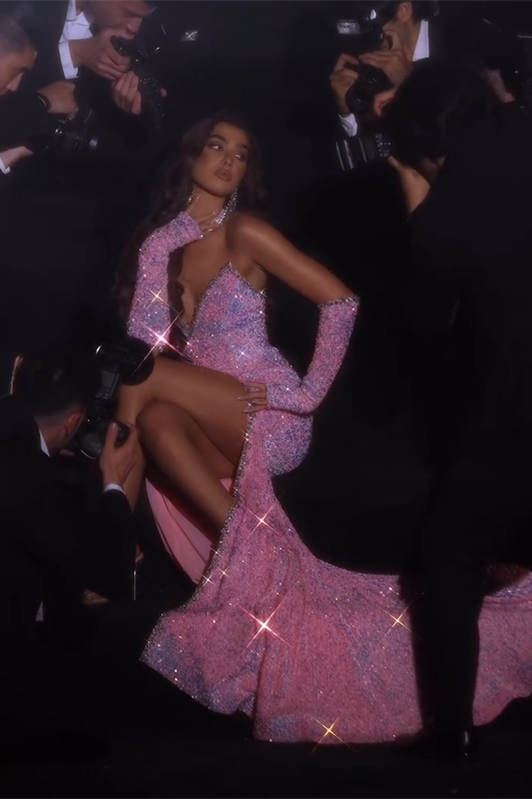 Splendido abito da sera rosa senza maniche con spacco frontale a sirena e glitter