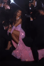 Splendido abito da sera rosa senza maniche con spacco frontale a sirena e glitter