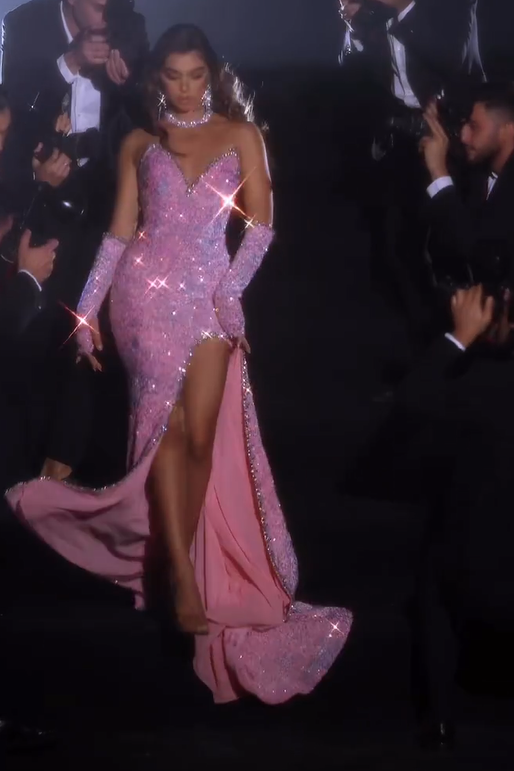 Splendido abito da sera rosa senza maniche con spacco frontale a sirena e glitter
