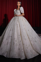 فستان زفاف رائع على شكل حرف أ مزين بالخرز بأكمام قصيرة مع دانتيل