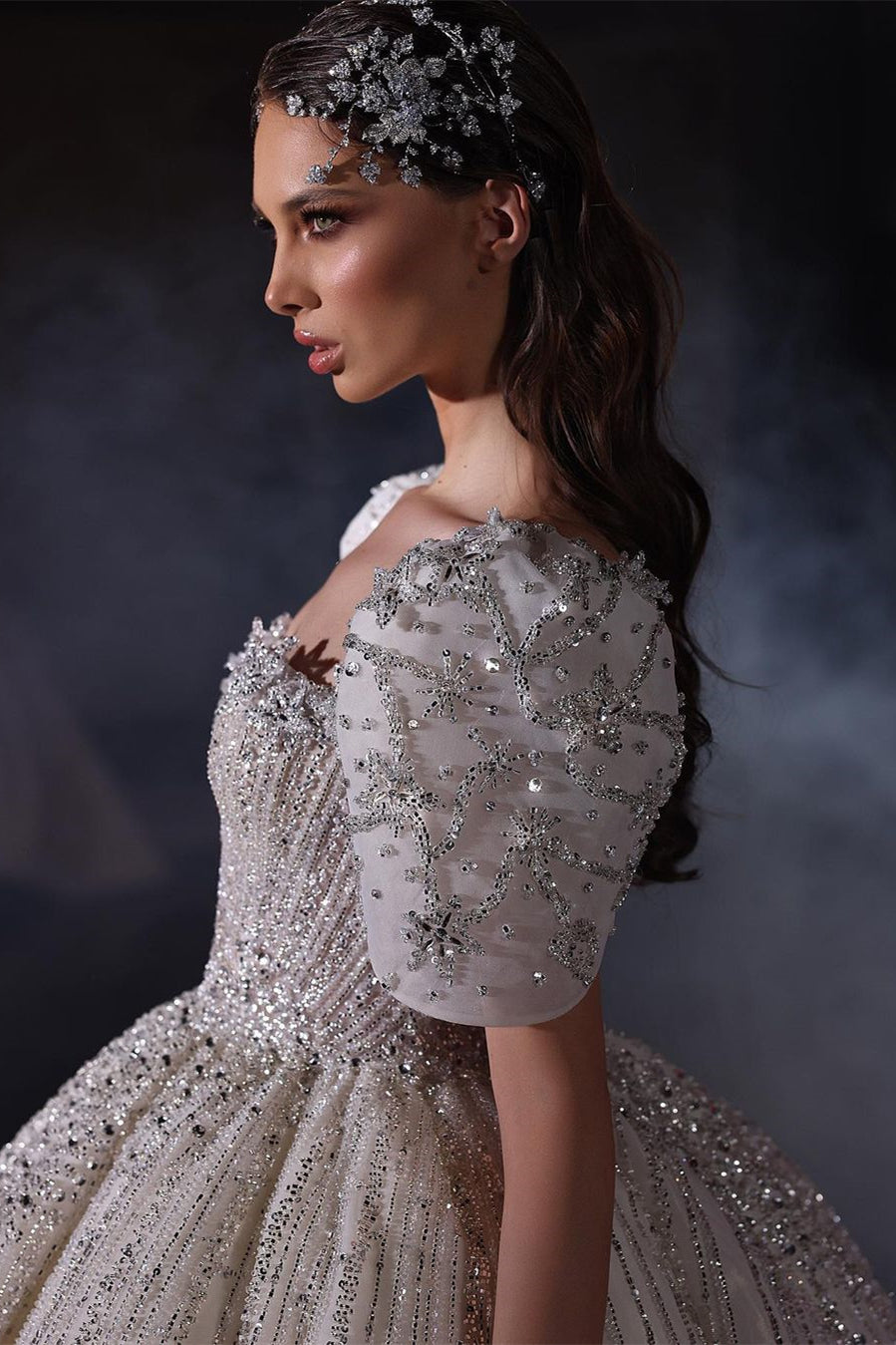 فستان زفاف رائع على شكل حرف أ مزين بالخرز بأكمام قصيرة مع دانتيل