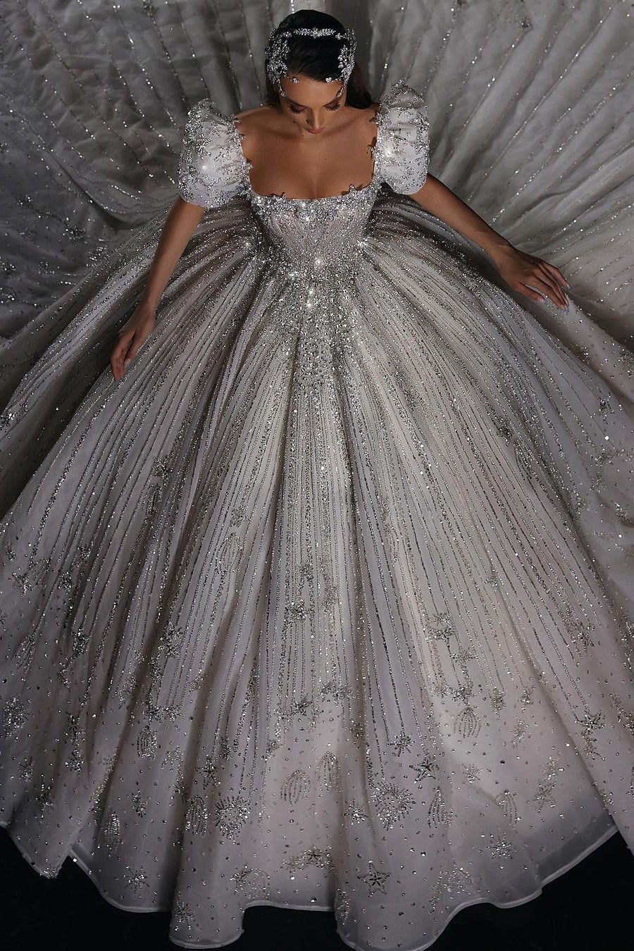 فستان زفاف رائع على شكل حرف أ مزين بالخرز بأكمام قصيرة مع دانتيل