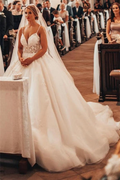 Wunderschönes Prinzessin-Brautkleid in A-Linie mit V-Ausschnitt und Spitze